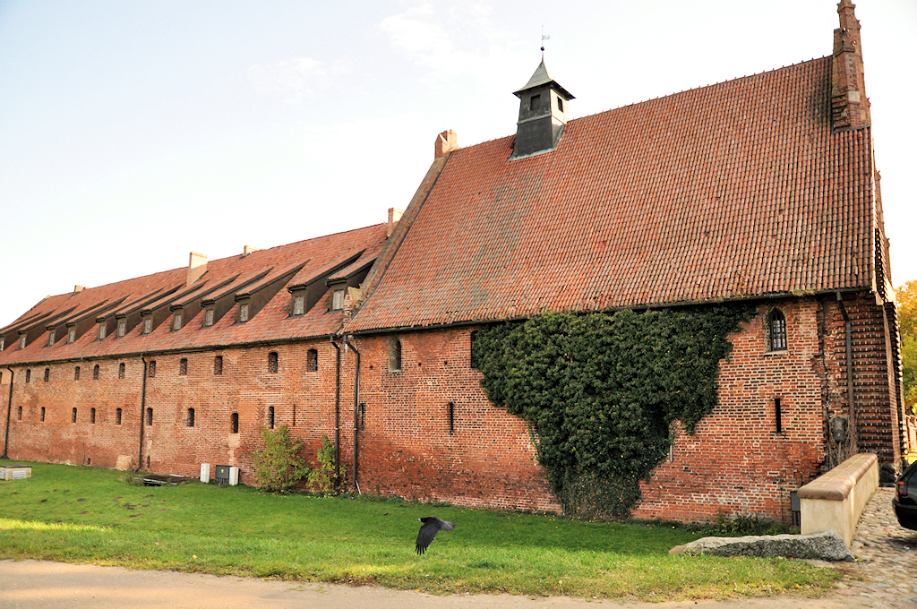 Le château-bas : la grange et la chapelle Saint-Laurent