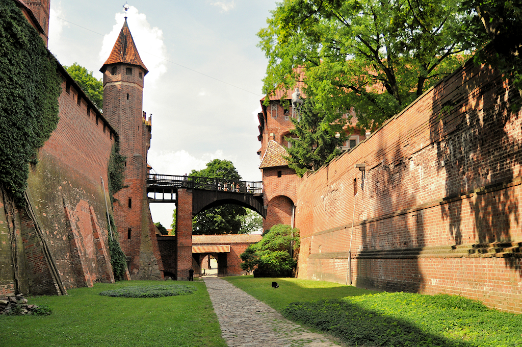 Le fossé entre le château-haut et le château-moyen